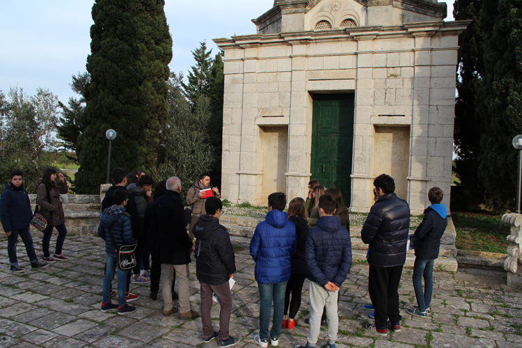 alunni scuola media Monterisi - tempietto Villa Consiglio