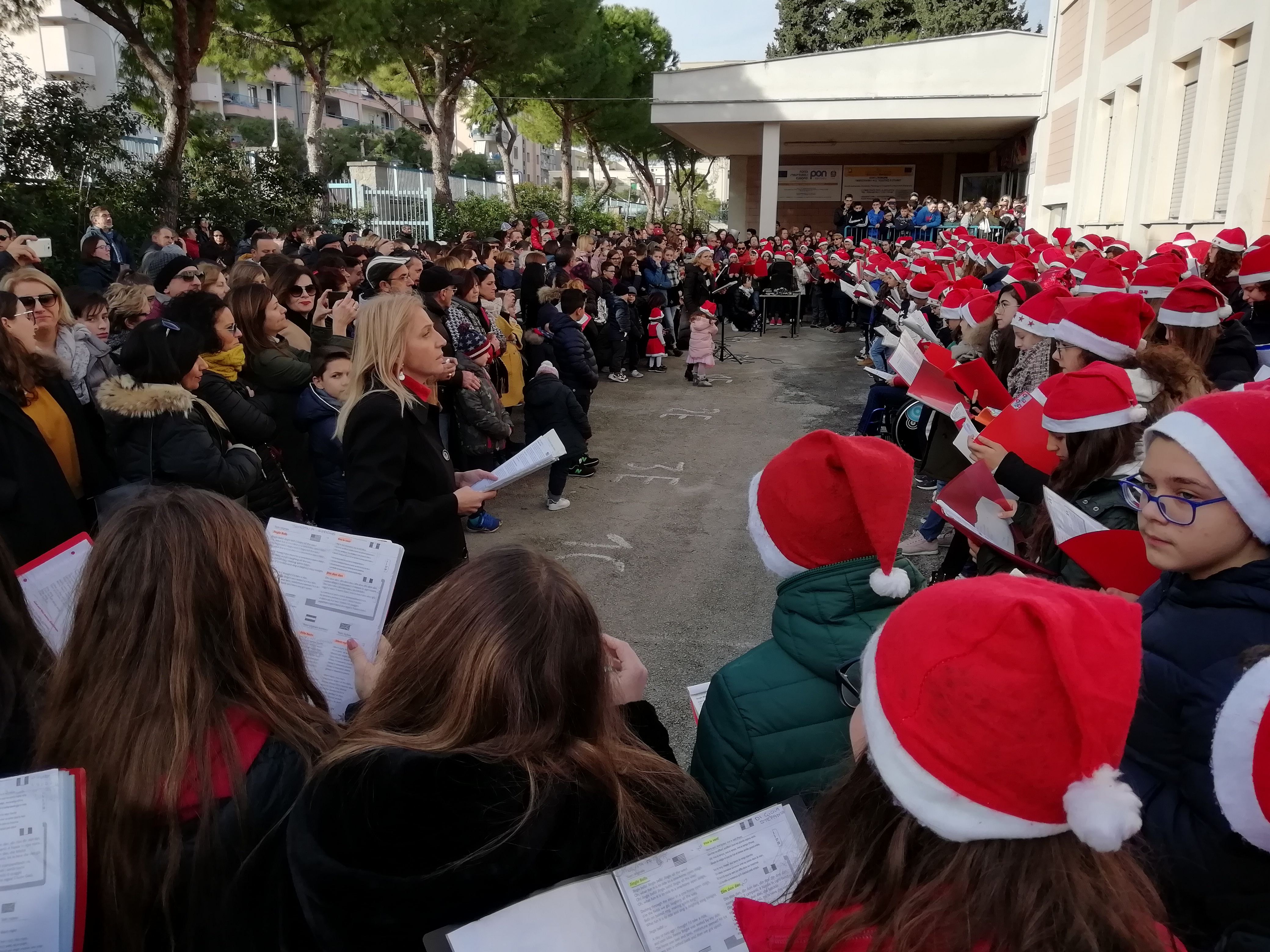 Canti di Natale alla Scuola Monterisi